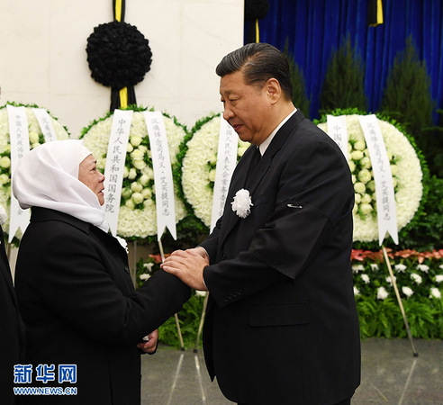 10月18日，司馬義·艾買提同志遺體送別在北京八寶山革命公墓舉行。習近平、栗戰書、汪洋、王滬寧、趙樂際、韓正、王岐山、胡錦濤等前往八寶山送別。這是習近平與司馬義·艾買提親屬握手，表示深切慰問。