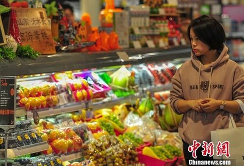 資料圖：一名消費者在超市選購商品。<a target='_blank' href='http://www.chinanews.com/'>中新社</a>記者 于海洋 攝
