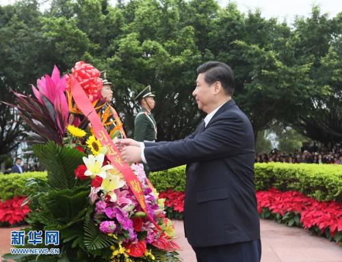 資料圖：2012年12月7日至11日，時任中共中央總書記、中央軍委主席習近平在廣東省考察工作。這是習近平在深圳蓮花山公園向鄧小平銅像敬獻花籃。蘭紅光 攝 圖片來源：新華網