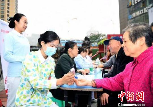 圖為重慶市陸軍軍醫大學新橋醫院舉行“戰勝卒中 再立人生”科普公益行動。　曾理 攝