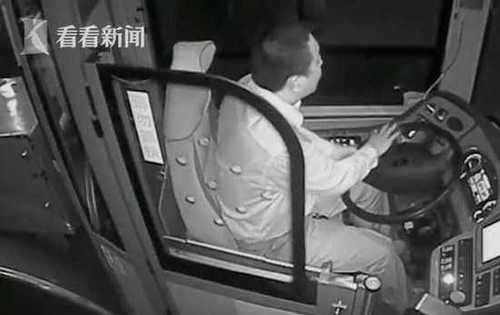 暖心!兩學(xué)生沒錢坐車 公交司機(jī)將線路延伸14公里