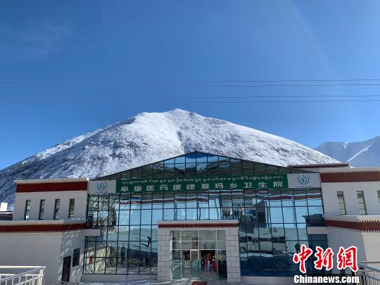 圖為2018年10月10日，由西藏阜康醫院援建的嘉黎縣夏瑪鄉衛生院竣工移交。阜康醫院供圖