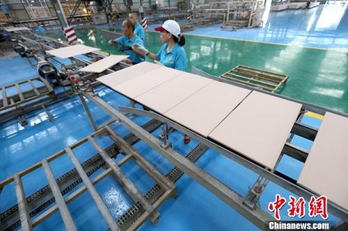 資料圖：某企業(yè)工作人員正在生產(chǎn)作業(yè)。<a target='_blank' href='http://www.chinanews.com/'>中新社</a>記者 張云 攝