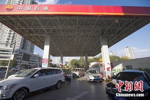 資料圖：車輛正在加油站加油。<a target='_blank' href='http://www.chinanews.com/'>中新社</a>記者 張云 攝