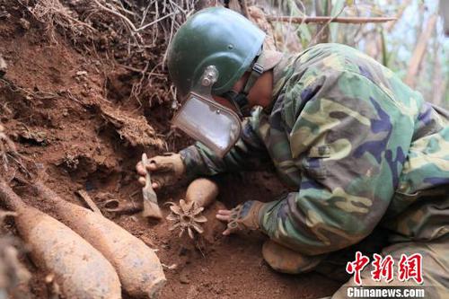 中國人民解放軍南部戰區陸軍云南掃雷大隊在雷場排除炮彈。　黃巧 攝