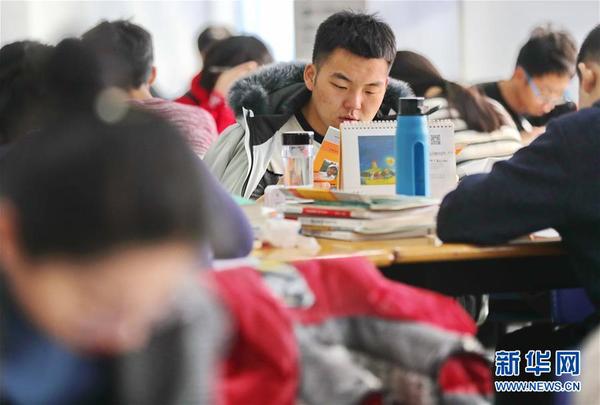 12月20日，在位于河北省秦皇島市的燕山大學，備考考生在學校圖書館復習。