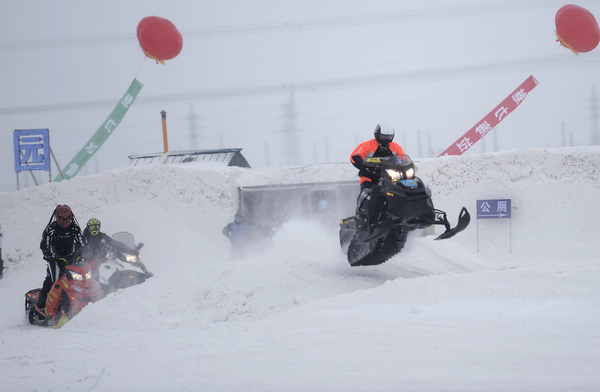 4、雪地摩托車越野挑戰賽選手們激烈的角逐