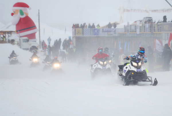 9、雪地摩托車越野挑戰賽選手們角逐