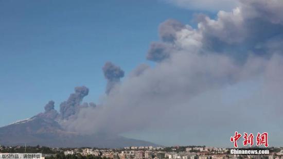 當地時間2018年12月24日，意大利卡塔尼亞，世界最活躍的火山之一埃特納火山于當日再度噴發，大量火山灰被噴向天空，當地機場被關閉。