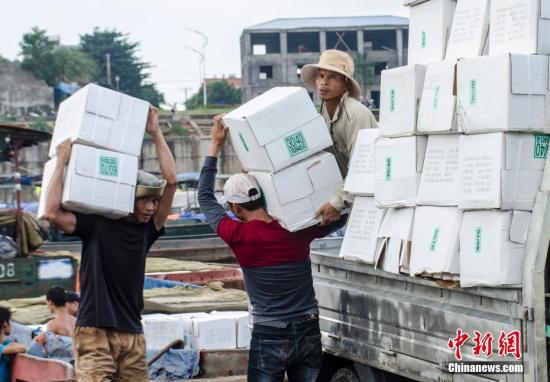 工人在裝載進口貨物。 翟李強 攝