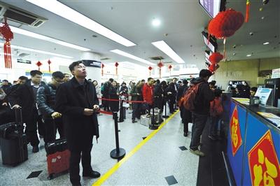 1月17日，南苑機場，準備乘機的旅客。