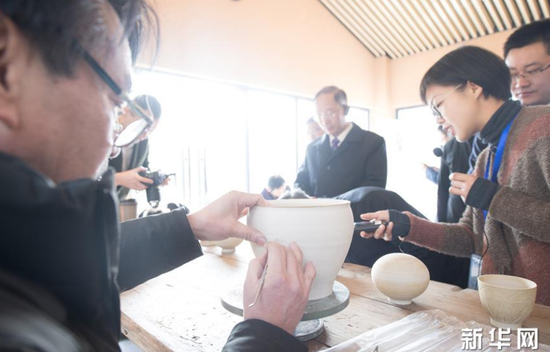 1月22日，游客在上虞區鳳凰山考古遺址公園了解越窯青瓷制作。