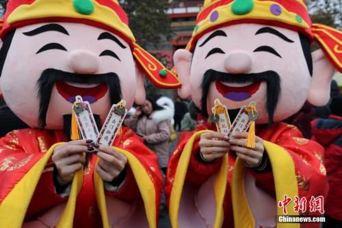 資料圖：“財神”展示紅包里的“宋錢”。 王中舉 攝