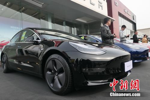 首批特斯拉Model 3中國市場交付現(xiàn)場。 張旭 攝