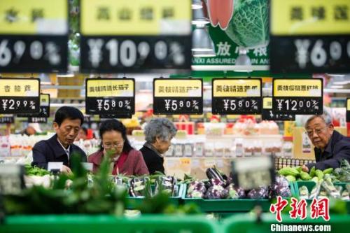 資料圖：超市蔬菜區(qū)。 張云 攝