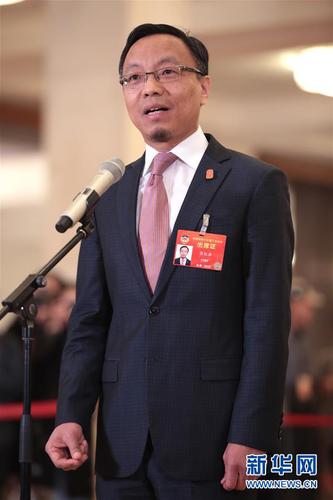 　　3月9日，全國政協十三屆二次會議在北京人民大會堂舉行第二次全體會議。這是全國政協委員呂紅兵在“委員通道”接受采訪。 新華社記者 才揚 攝