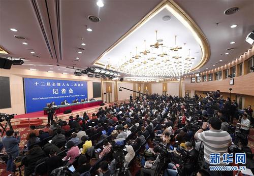 　　3月9日，十三屆全國人大二次會議新聞中心舉行記者會，邀請商務部部長鐘山、副部長兼國際貿易談判副代表王受文、副部長錢克明就“促進形成強大國內市場 推動全方位對外開放”相關問題回答中外記者的提問。 新華社記者 王鵬 攝