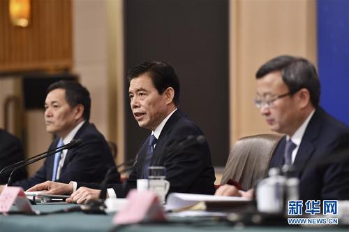 3月9日，十三屆全國人大二次會議新聞中心舉行記者會，邀請商務部部長鐘山、副部長兼國際貿易談判副代表王受文、副部長錢克明就“促進形成強大國內市場 推動全方位對外開放”相關問題回答中外記者的提問。這是鐘山（中）在回答記者提問。 新華社記者 李然 攝
