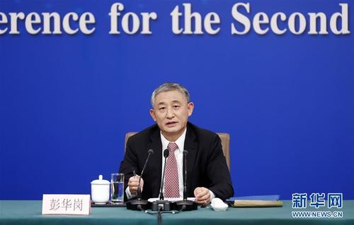 　　3月9日，十三屆全國(guó)人大二次會(huì)議新聞中心舉行記者會(huì)，邀請(qǐng)國(guó)務(wù)院國(guó)資委主任肖亞慶，副主任翁杰明，秘書長(zhǎng)、新聞發(fā)言人彭華崗就“國(guó)有企業(yè)改革發(fā)展”相關(guān)問(wèn)題回答中外記者提問(wèn)。這是彭華崗在回答記者提問(wèn)。 新華社記者 沈伯韓 攝