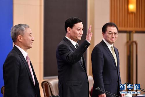 3月9日，十三屆全國(guó)人大二次會(huì)議新聞中心舉行記者會(huì)，邀請(qǐng)國(guó)務(wù)院國(guó)資委主任肖亞慶（中），副主任翁杰明（右），秘書長(zhǎng)、新聞發(fā)言人彭華崗（左）就“國(guó)有企業(yè)改革發(fā)展”相關(guān)問(wèn)題回答中外記者提問(wèn)。 新華社記者 李然 攝