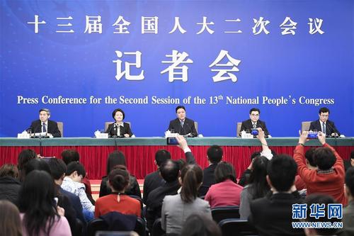 　　3月12日，十三屆全國人大二次會議新聞中心舉行記者會，邀請最高人民法院審判委員會副部級專職委員劉貴祥（中）、福建省高級人民法院院長吳偕林（右二）、江西省高級人民法院院長葛曉燕（左二）就“攻堅‘基本解決執(zhí)行難’”相關(guān)問題回答中外記者提問。 新華社記者 王鵬 攝