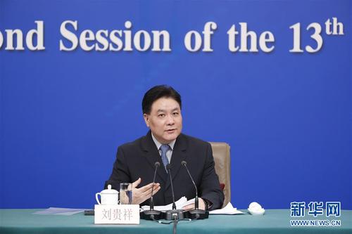 　　3月12日，十三屆全國人大二次會議新聞中心舉行記者會，邀請最高人民法院審判委員會副部級專職委員劉貴祥、福建省高級人民法院院長吳偕林、江西省高級人民法院院長葛曉燕就“攻堅‘基本解決執(zhí)行難’”相關(guān)問題回答中外記者提問。這是劉貴祥在回答記者提問。 新華社記者 沈伯韓 攝