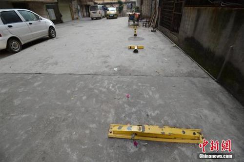 資料圖：某小區(qū)通道上演搶占停車位大戰(zhàn)。<a target='_blank' href='http://www.chinanews.com/'>中新社</a>發(fā) 胡楊 攝 圖片來源：CNSPHOTO