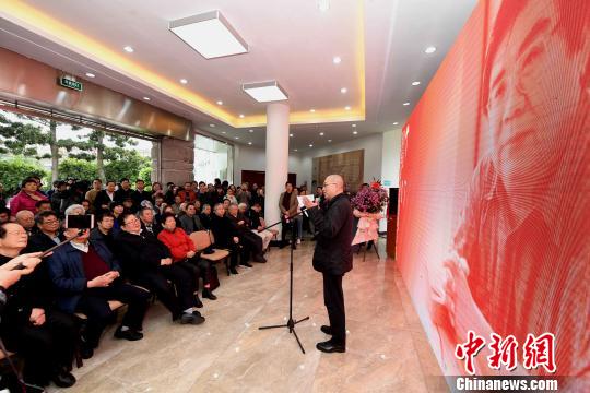 “思入風(fēng)云筆翻江海——丁仃書畫藝術(shù)回顧展”在福州的福建省畫院開幕。圖為中國文聯(lián)副主席、中國美術(shù)家協(xié)會(huì)副主席、中國美術(shù)學(xué)院院長許江出席開幕式并致辭。　記者劉可耕 攝