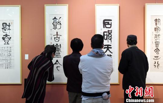 “思入風(fēng)云筆翻江海——丁仃書畫藝術(shù)回顧展”在福州的福建省畫院開幕，吸引觀眾前來觀展。　記者劉可耕 攝