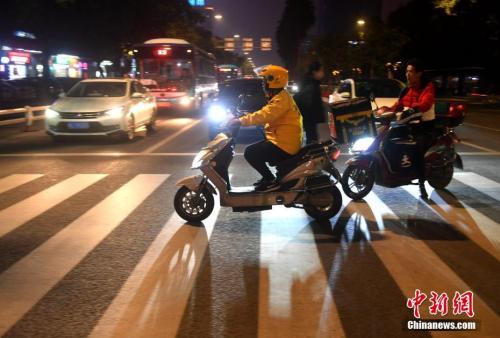 　資料圖：外賣員安興在送餐的路上。<a target='_blank' href='http://www.chinanews.com/'>中新社</a>記者 呂明 攝