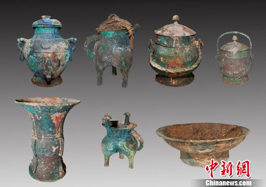 出土器物主要有青銅器、陶器、玉器、骨器等，其中在觚、爵、鐃、卣、斝、盉上發現有族徽銘文。山西省考古研究所 提供