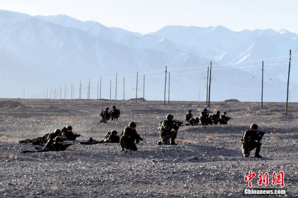 近日，駐守在新疆喀什地區的武警新疆總隊某機動支隊官兵在高原高寒環境和復雜地域條件下組織開展為期一周的“魔鬼周”極限訓練。此次極限訓練重點對特戰隊員體能、技能、心理、意志等內容進行了訓練，全面提升了特戰隊員在高原高寒、復雜環境下的技戰術水平。文 圖 柯大為 趙富亮