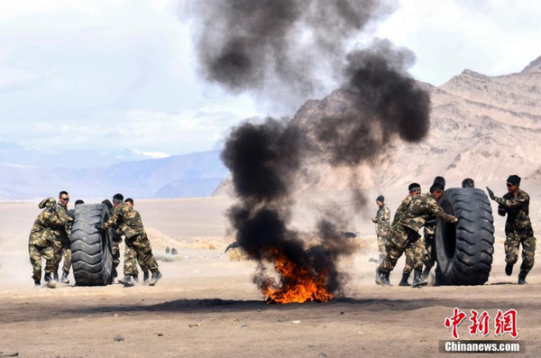 近日，駐守在新疆喀什地區的武警新疆總隊某機動支隊官兵在高原高寒環境和復雜地域條件下組織開展為期一周的“魔鬼周”極限訓練。此次極限訓練重點對特戰隊員體能、技能、心理、意志等內容進行了訓練，全面提升了特戰隊員在高原高寒、復雜環境下的技戰術水平。文 圖 柯大為 趙富亮