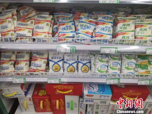 圖為超市里的乳品區。 謝藝觀 攝