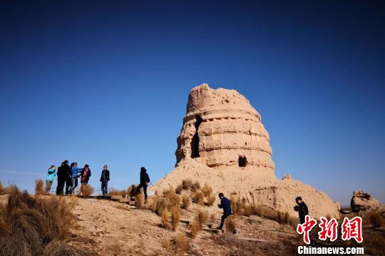 圖為意中貿(mào)促會考察團參觀瓜州鎖陽城遺址。　丁思 攝