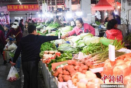 資料圖：重慶一農貿市場內菜商正在忙碌賣菜。<a target='_blank' href='http://www.chinanews.com/'>中新社</a>記者 陳超 攝