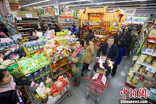 資料圖：民眾在超市購買生活用品。<a target='_blank' href='http://www.chinanews.com/'>中新社</a>記者 張?jiān)?攝