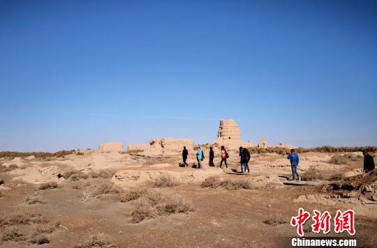 鎖陽(yáng)城遺址是一處集古遺址、古佛寺遺址、古渠系和古墾區(qū)、墓葬群等多種遺跡為一體的文化遺產(chǎn)，保存了中國(guó)古代最為完整的軍事防御體系和農(nóng)業(yè)灌溉水利體系。圖為2019年4月上旬游客參觀。　丁思 攝