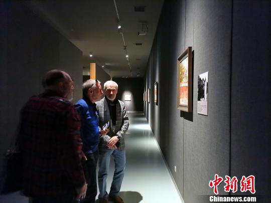 圖為，觀眾在觀賞“印象山東——俄羅斯油畫家寫生作品展”。　孫宏瑗 攝