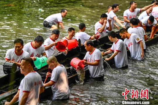 村民們將積壓龍船艙內(nèi)的泥沙掏出。　陳驥旻 攝