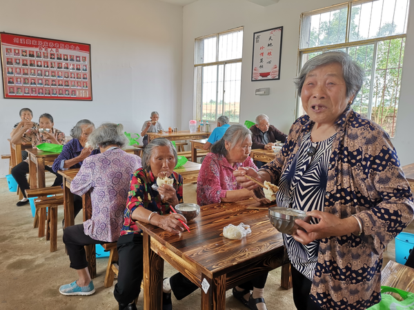 看著有“外人”走進(jìn)來，90歲的老奶奶陶菊蘭滿臉笑意地迎上來。