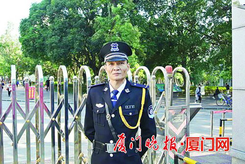 51歲廈大保安5年通過40多門考試 將獲學(xué)士學(xué)位