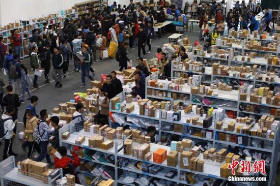 資料圖：大學(xué)生有序領(lǐng)取各自的快件。<a target='_blank' href='http://www.chinanews.com/'>中新社</a>記者 泱波 攝