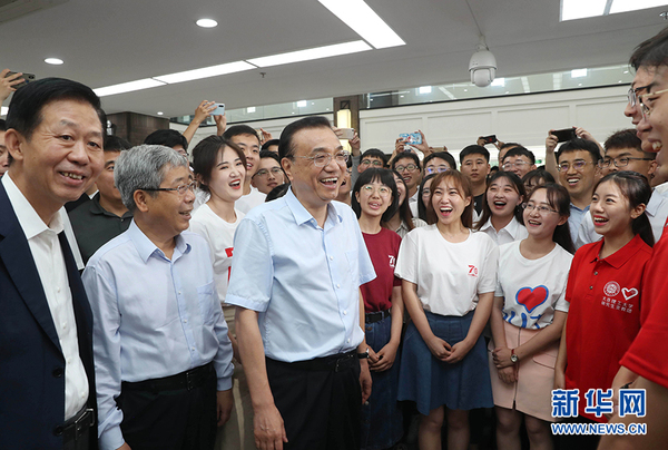 　7月1日，中共中央政治局常委、國務院總理李克強在大連考察。這是李克強在大連理工大學了解畢業生就業情況。 新華社記者劉衛兵攝