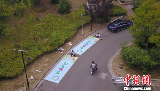 揚州一社區(qū)設免費“孝心車位”引導子女“常回家看看”