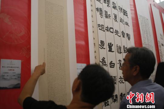 此次展覽作品包括篆書、隸書、草書、楷書、行書等書體。　李庭耀 攝