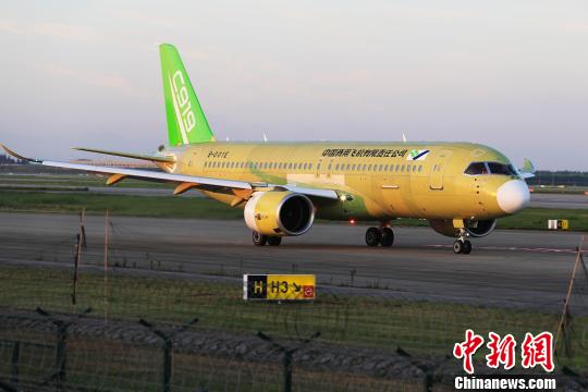 中國商飛C919大型客機104架機在上海浦東國際機場滑行道上滑行?！∫罅⑶?攝