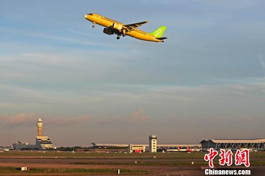 中國商飛C919大型客機104架機于5時32分從上海浦東國際機場第四跑道起飛。　殷立勤 攝