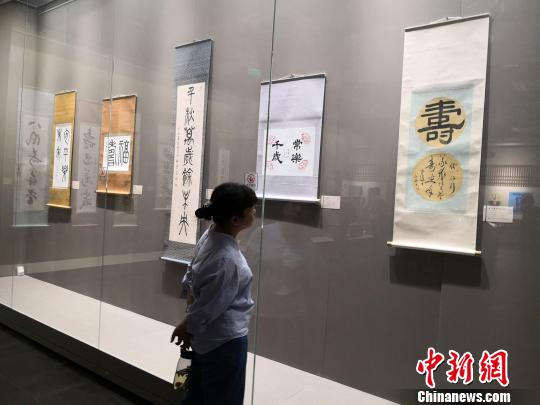 中日瓦當書法篆刻藝術展西安開展。　阿琳娜 攝