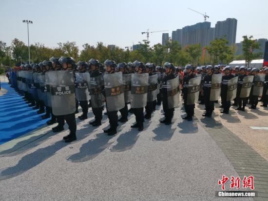 8月12日，公安部組織全國(guó)公安機(jī)關(guān)在154個(gè)城市同步開展以“銷槍爆 除禍患 保大慶 護(hù)民安”為主題的集中統(tǒng)一銷毀活動(dòng)，對(duì)去年以來(lái)全國(guó)公安機(jī)關(guān)收繳和群眾主動(dòng)上繳的氣槍、獵槍等10.7萬(wàn)支非法槍支及一大批炸藥、雷管等爆炸物品進(jìn)行集中安全銷毀，切實(shí)消除社會(huì)治安隱患。張子揚(yáng) 攝